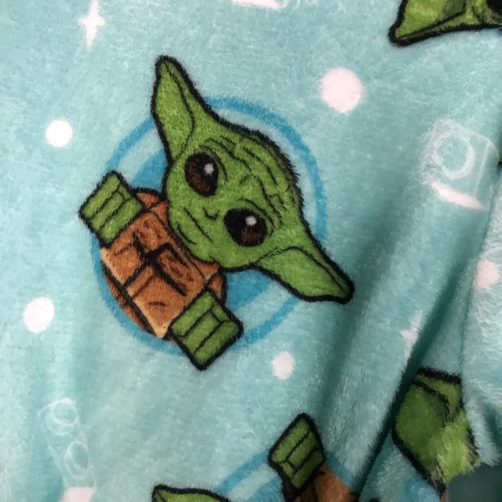 The Mandalorian Baby Yoda Kids Bathrob. Size 7/8. - Picture 3 of 4